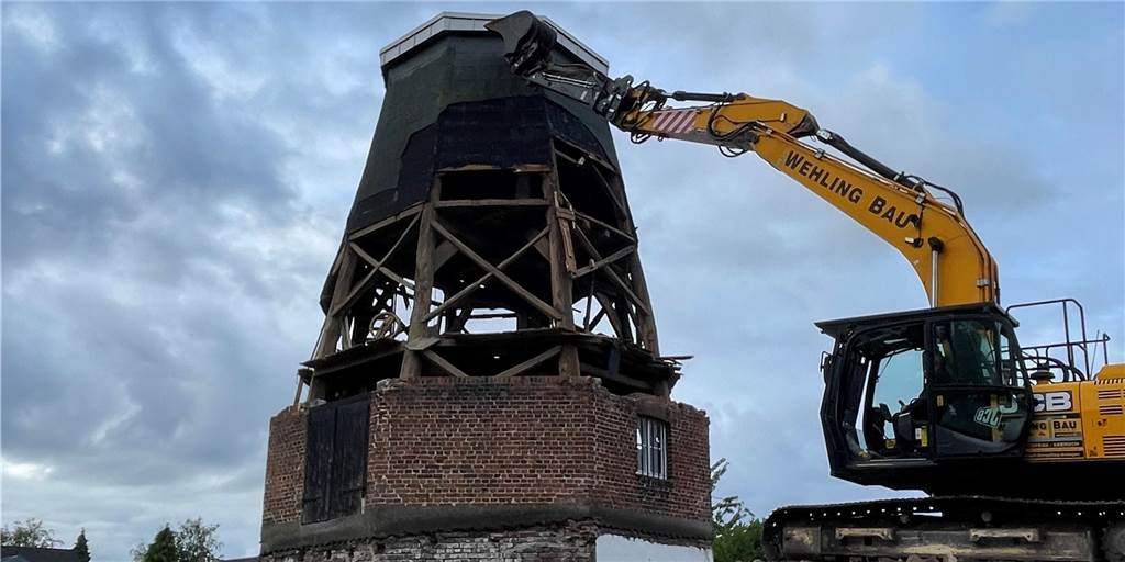 Alte Mühle Brune stellte Gefahr dar – Neuaufbau nicht zu finanzieren Ein Bagger versetzt der Alten Mühle Brune einen Stoß.