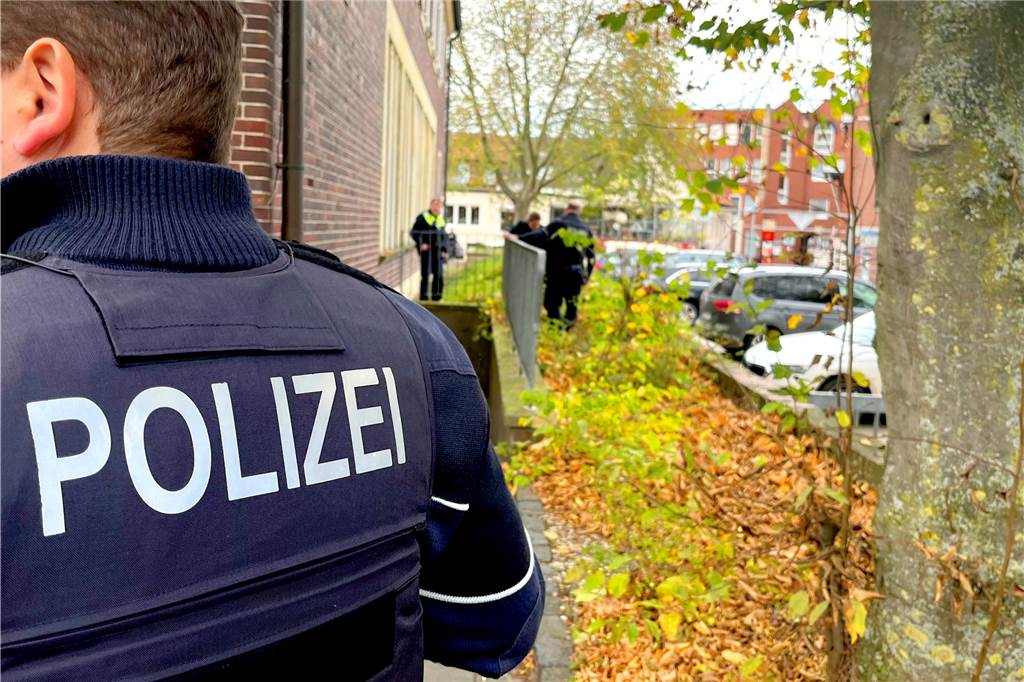 Käsedieb und Junkie (29) flüchtet durch WC-Fenster aus dem Amtsgericht Von dem Sprung aus dem ersten Stock, dem direkt darunter liegenden Treppenschacht in den Keller und dem Gebüsch ließ sich der Mann nicht abschrecken. Er flüchtete aus dem Gerichtsgebäude.