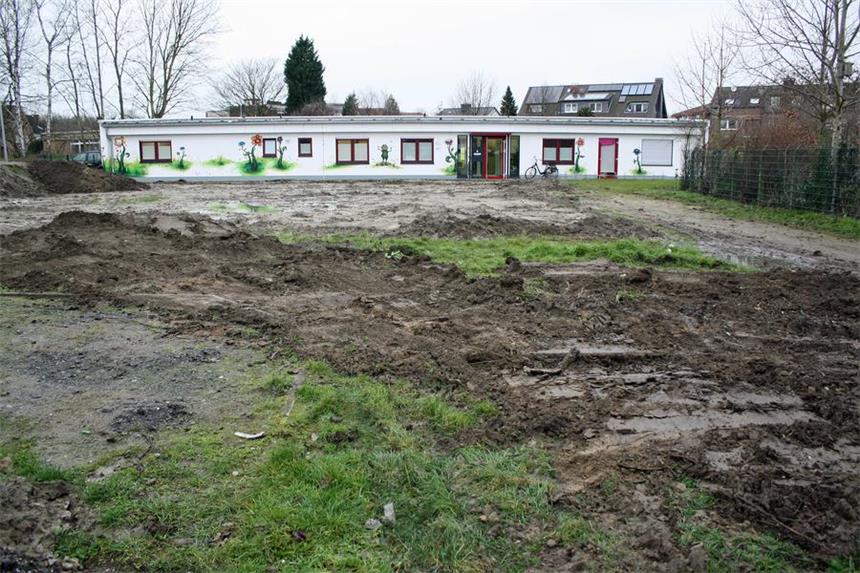 Fanta-Spielplatz in Werne: Baustelle wieder sicher Von den alten Zaunpfählen ist nichts mehr zu sehen. Sie wurden beseitigt und alle Löcher geschlossen.