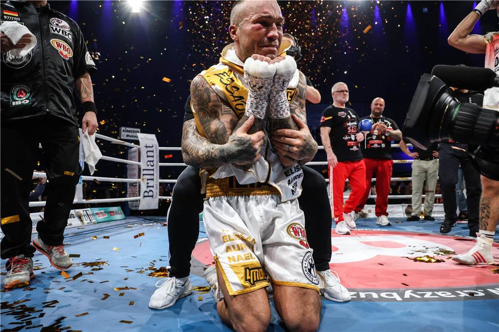 Dorstener Ilias Essaoudi ist WBO-Europa-Champion: Denkwürdiger Fight gegen Ronny Gabel Ilias Essaoudi kniet auf dem Ringboden