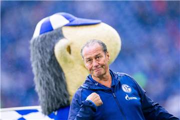 Von den Fans gefeiert: Schalkes Jahrhundert-Trainer Huub Stevens.