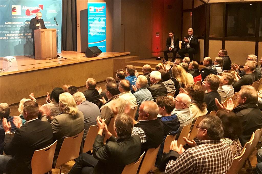Befremdliches Klima beim „Bürgerdialog“ der AfD in Dorsten Von den meisten Zuhörern gab es Applaus für die Ausführungen der drei Bundestagsabgeordneten.