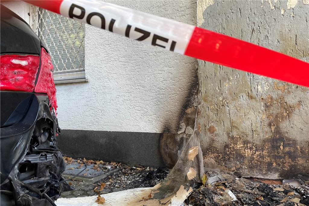 Familie entgeht Tragödie: „Ich dachte, hier explodiert gleich alles“ Flatterband der Polizei und ein geschmolzenes Rücklicht einer schwarzen Limousine. Im Hintergrund die Überreste des Brandanschlags an der Habinghorster Straße.