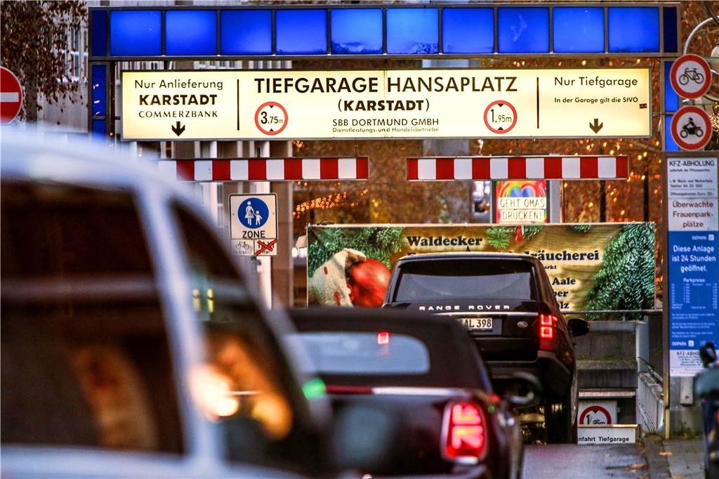 Neue Park-Anzeige: Noch gar nicht voll in Funktion und schon fehlerhaft Von den Parkhäusern und Tiefgaragen in der City werden noch keine Daten übermittelt, mit denen vom neuen Parkleitsystem die freien Plätze angezeigt werden können.