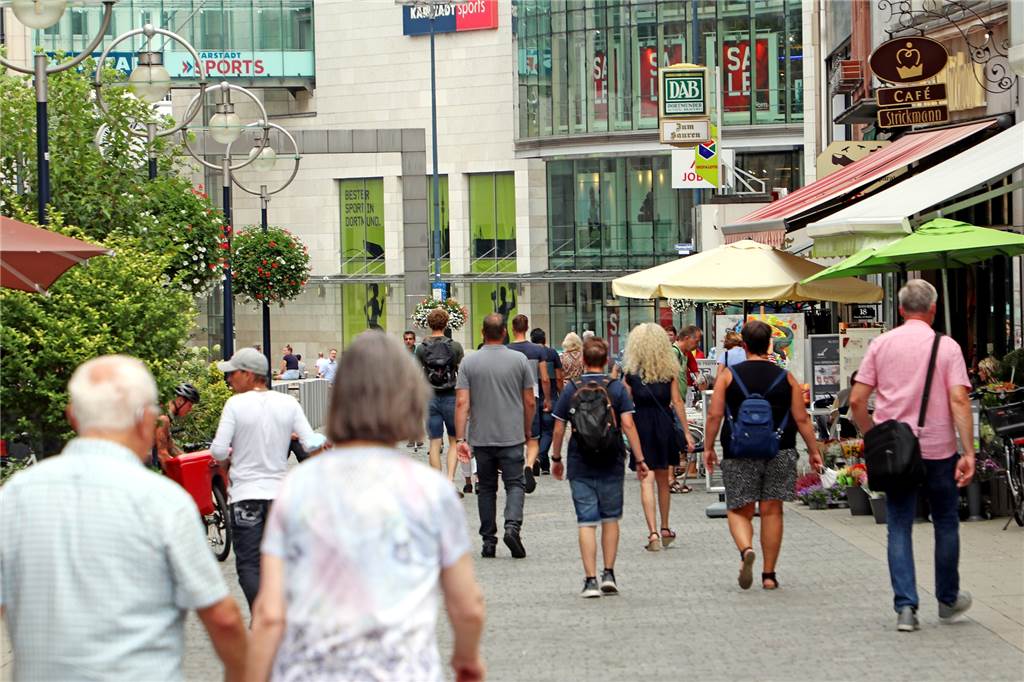 Geschäftsleute sauer: „Die Wißstraße verkommt zur Bettelmeile!“ Von den Tiefgaragen gelangt man über die Wißstraße direkt zum Hansaplatz. Aufgrund der zahlreichen Passanten offenbar auch für Bettler eine interessante Passage.