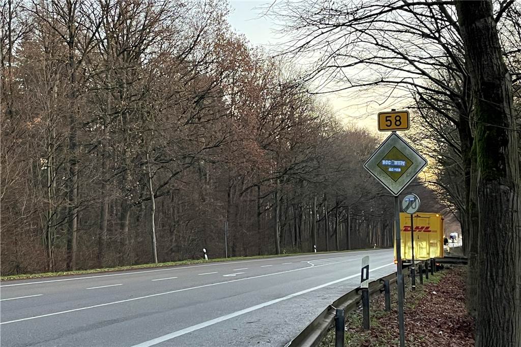 Verkehrsschilder an der Weseler Straße beklebt: Bochum-Fan war aktiv Straßenschild an der Weseler Straße ist mit Sticker beklebt.