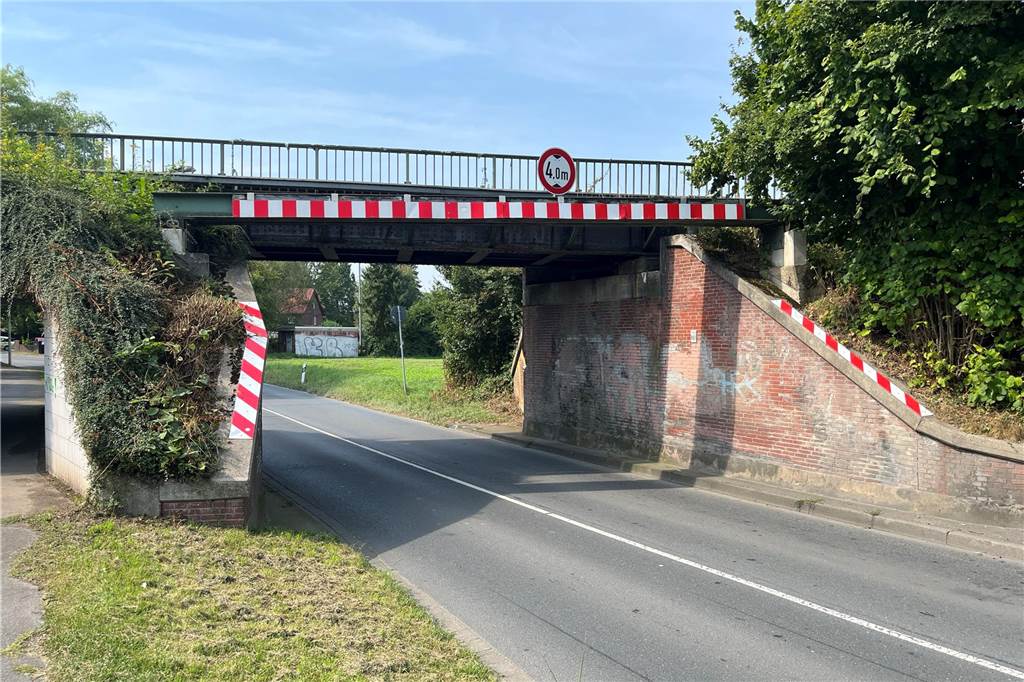 Nach LKW-Unfall an Waltroper Straße: Instandsetzung der Brücke wohl erst 2025 Von der anderen Seite gibt es keine Einschränkungen für den Schwerlastverkehr, außer die Höhenbegrenzung von vier Meter. Die galt aber schon vor dem Unfall im März dieses Jahres.