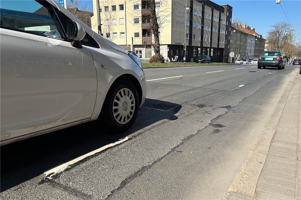 Mehr Platz für Bus und Radverkehr: Umbau am Heiligen Weg dauert Ein Auto fährt neben dem kaum noch erkennbaren Schutzstreifen für Radler auf dem Heiligen Weg.