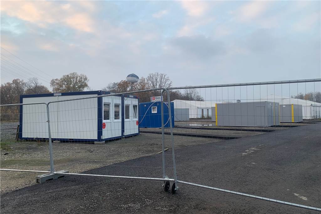 Notunterkunft in Castrop-Rauxel: Auch Asylbewerber werden aufgenommen Von der B 235 aus geht es auf das Gelände der Notunterkunft.