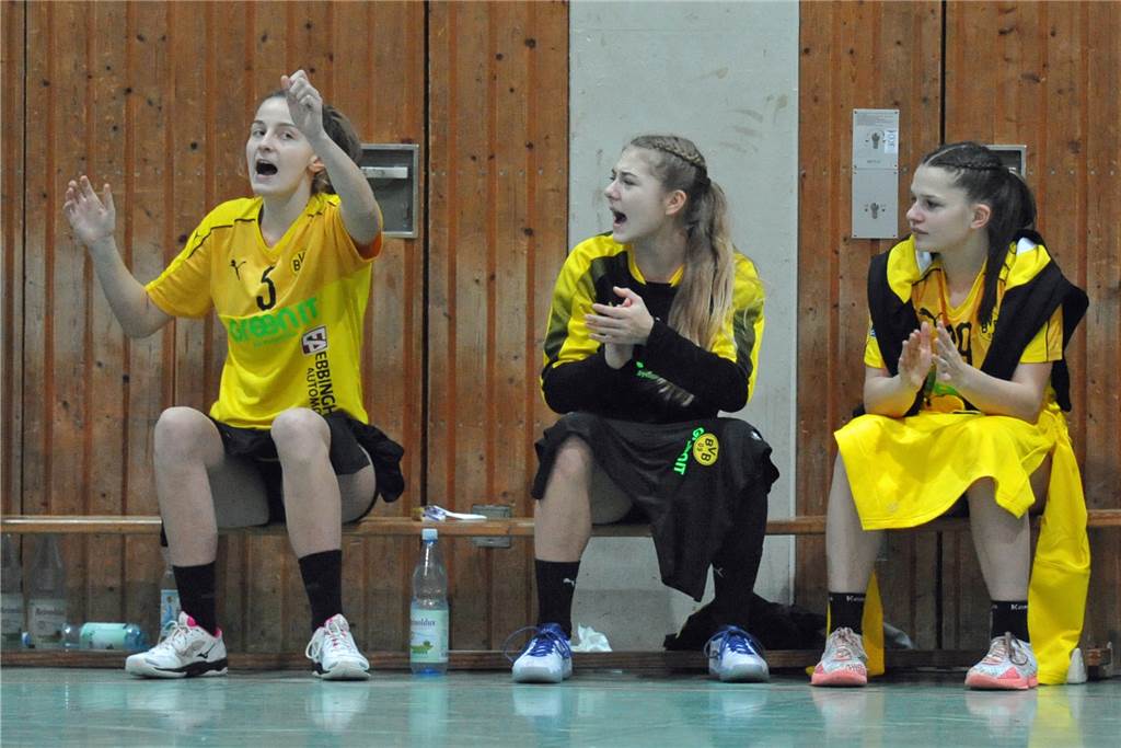 Lotte Iker ist beim BVB durchgestartet und steht im erweiterten Bundeskader Von der Bank aus feuert Lotte Iker ihre Mitspielerinnen vom BVB an