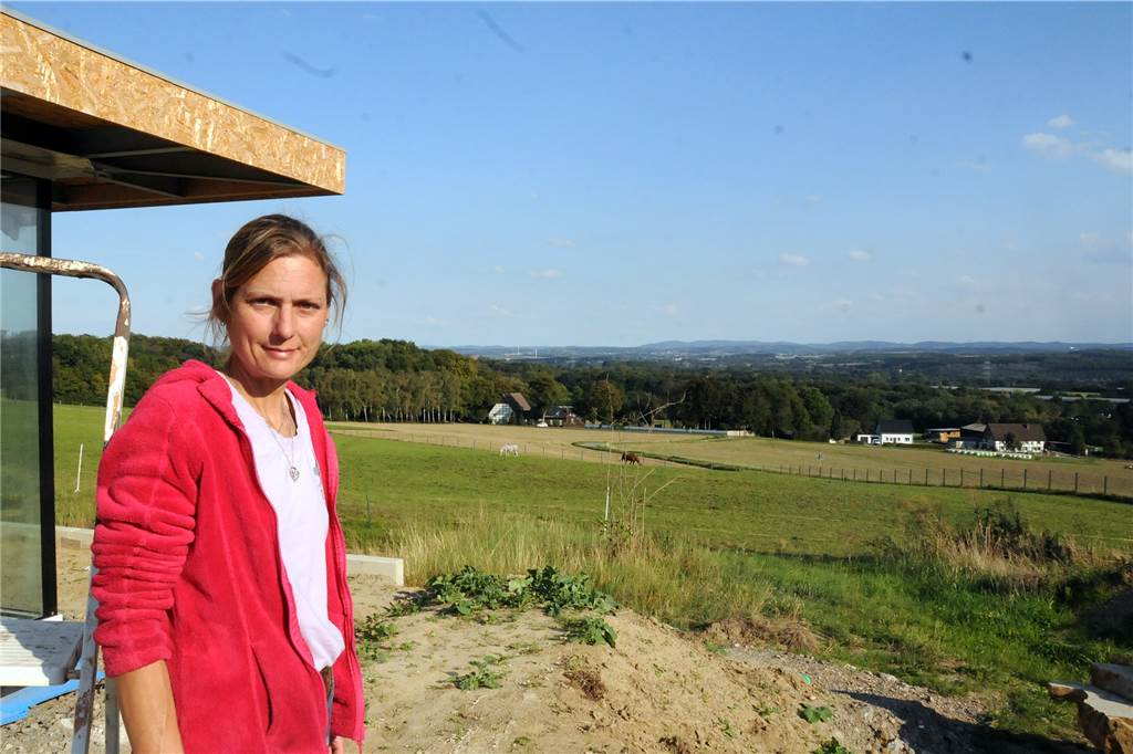 Von der Baustelle ihres Wintergartens, der als Esszimmer der Familie dienen soll,  genießt Britta Hötter den traumhaften Panoramablick über die frühere Ausflugsgaststätte Esel Eckey hinweg bis tief ins Sauerland.