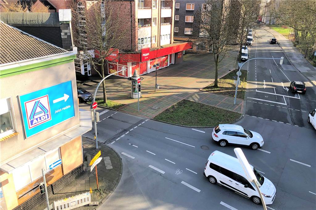Schicker Neubau in Dortmund mit Schönheitsfehlern: Tickende Ampeln nerven die Bewohner Von der Dachterrasse des Martener Neubaus aus kann man je nach Blickrichtung alle Ampeln sehen - hier die Ampeln an der Martener Straße/Steinhammerstraße