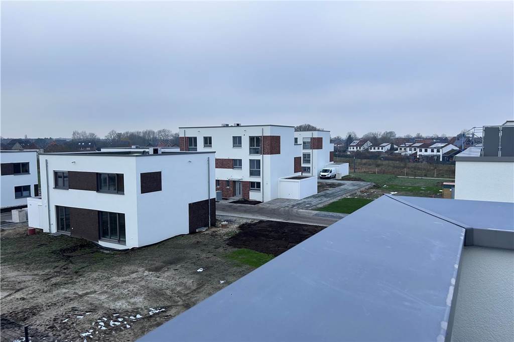 Musterhaus am Auenpark eröffnet: Das Highlight wartet im Dachgeschoss Von der Dachterrasse im obersten Geschoss der Doppelhaushälfte ist ein Blick in die Siedlung möglich. Auch der Blick auf die bunte Glaskuppel im Auenpark gehört dahzu.