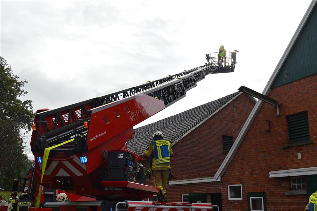 Brand in Zwillbrocker Werkstatt: Leichte Verletzungen durch Löschversuche Drehleiter der Feuerwehr Vreden