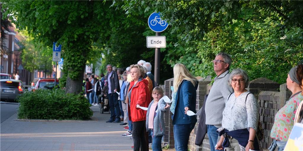 Menschenkette durch Selm - Die Botschaft ist eindeutig: „Frieden!“ Von der Friedenskirche bis in die Selmer Mitte reichte die Menschenkette für Frieden am Freitagabend.