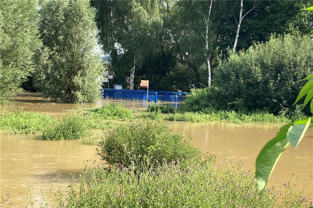 Von der Fußgängerbrücke am Mühlenstrang ist nur noch das Geländer zu sehen.