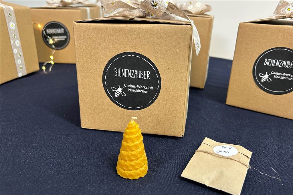 Ein Paket, daneben eine handgezogene Kerze und ein kleines Päckchen