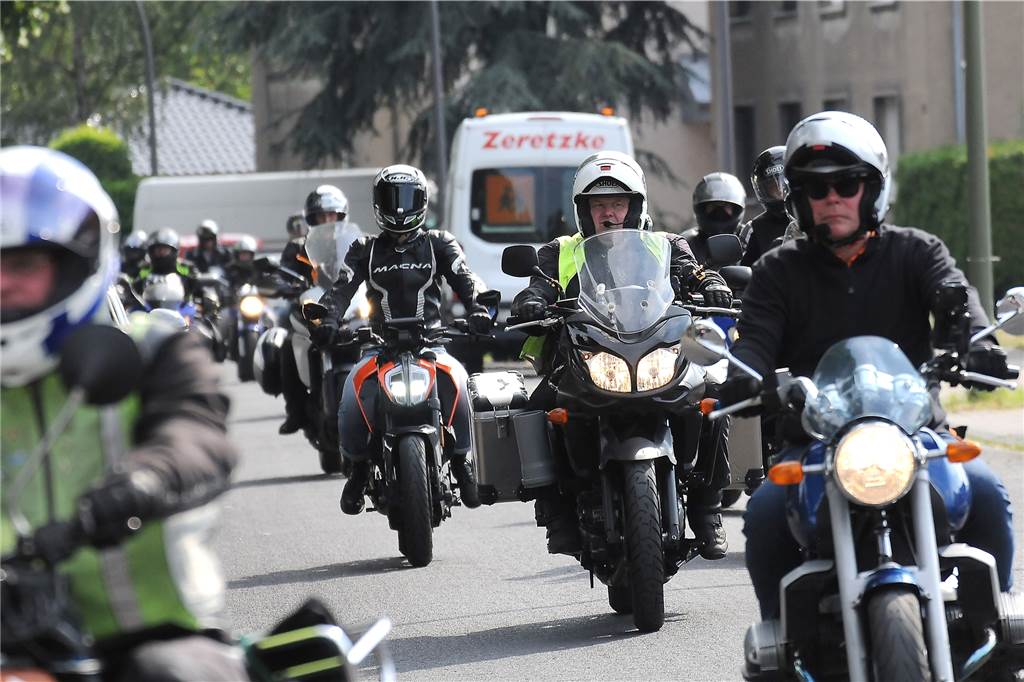 Weihwasser auf dem Helm, Benzin im Blut: Über 100 Motorradfahrer waren zu Gast Von der Hubertusstraße an der Schutzengelkirche in Frohlinde setzte sich ein Corso in Bewegung, der über Dingen nach Ickern fuhr. Am Straßenrand winkten ihnen zum Teil die Kinder zu.