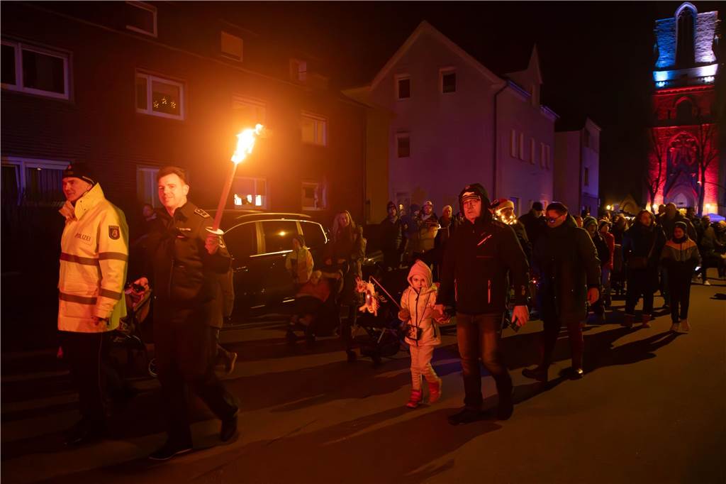 Von der Kirche St. Lambertus über die Hedwig-Kiesekamp-Straße bis zum Gerätehaus der Freiwilligen Feuerwehr zog sich das Henrichenburger Adventsleuchten.