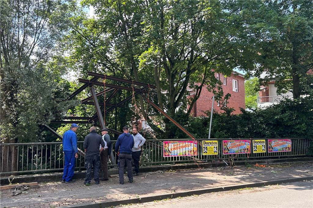 Metallstreben am Schölzbach: „Alles an dem Ding war eine Herausforderung“ Von der Klosterstraße aus betrachtet, lässt sich das fertige Kunstwerk schon erahnen.