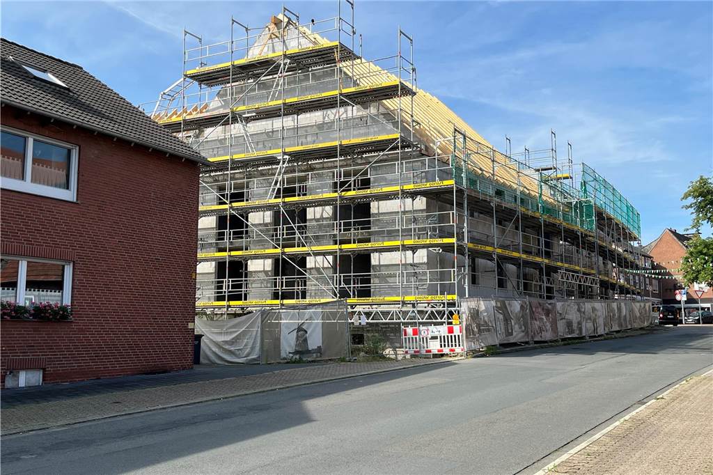 Haus Mühlestraße wächst: Dachstuhl fast fertig - Ankermieter plant Vermietungen Baustelle an der Mühlenstraße in Nordkirchen.
