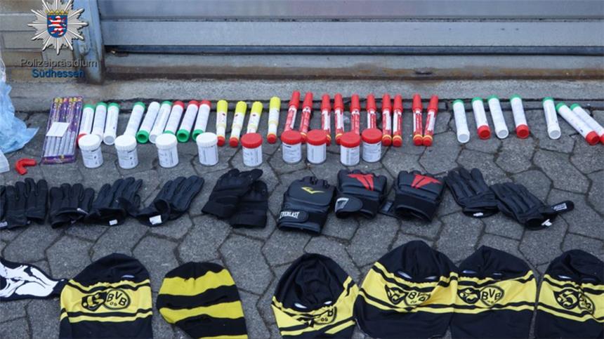 90 BVB-Hooligans mussten Hessen wieder verlassen Von der Polizei bei Gießen sichergestellte Gegenstände.