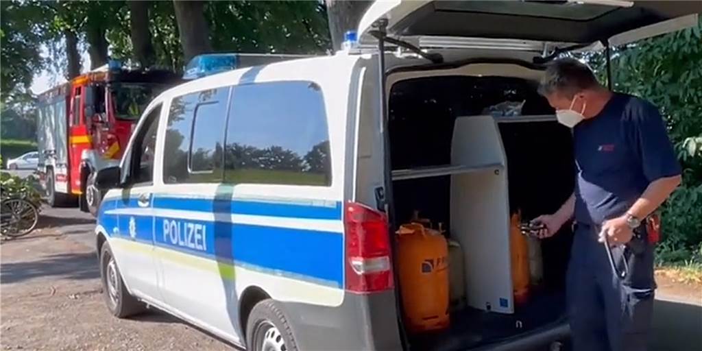 Gasflaschen auf Bahngleis: Bundespolizei ermittelt „in alle Richtungen“ Von der Polizei sichergestellt und von der Feuerwehr überprüft wurden die Gasflaschen, die Passanten am Sonntag auf Gleisen in Dorsten gefunden haben.
