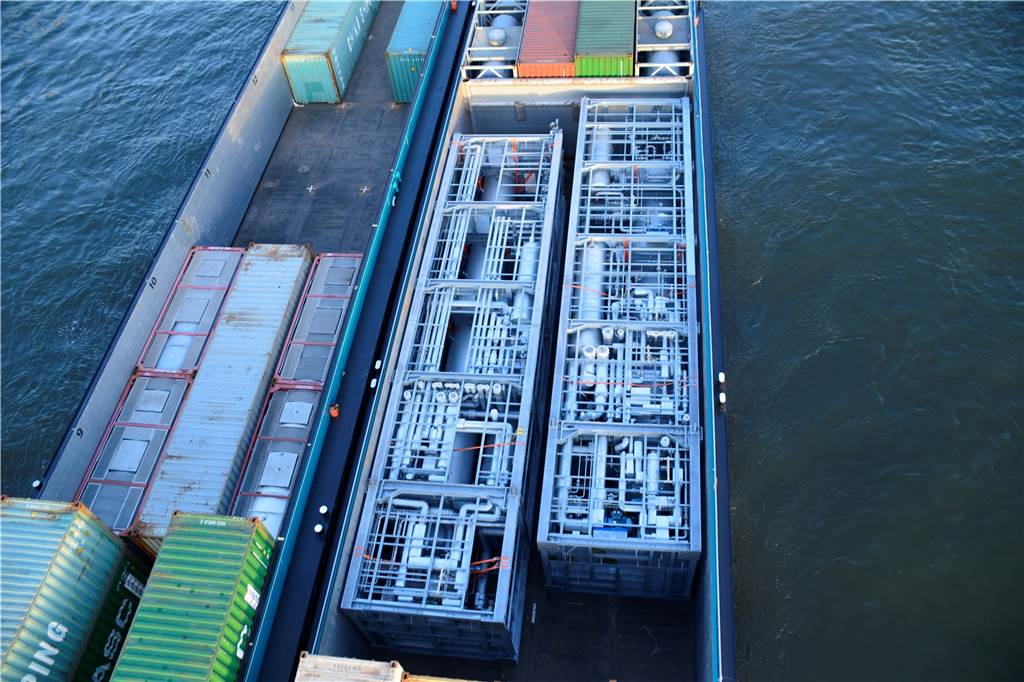 Wie zwei Stahl-Kolosse das Rütgers-Werk in eine neue Generation führen Von der Rheinbrücke in Duisburg aus konnte Betriebsingenieur Peter Prions die Anlagen am Sonntag auf dem Rhein-Frachter sehen - aber erst bei der Durchfahrt.