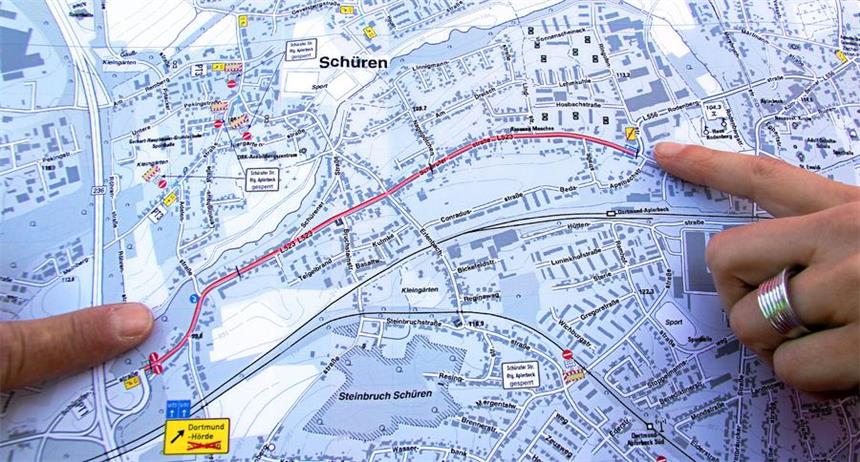 Schüruferstraße wird monatelang zur Einbahnstraße Von der Rodenbergstraße bis zur Auffahrt auf die B236 ist die Schüruferstraße ab dem 11. September für einige Monate nur in Fahrtrichtung Hörde zu befahren.
