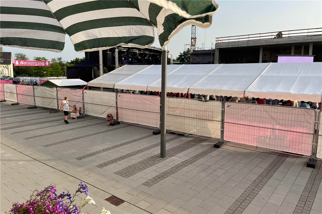 Stadtfest-Party Selm 2022: Christa Didzuns Logenplatz hat einen Haken Von der Selmer Stadtfest-Bühne sind vom Erdgeschoss aus sind nur die äußeren Umrisse zu sehen.