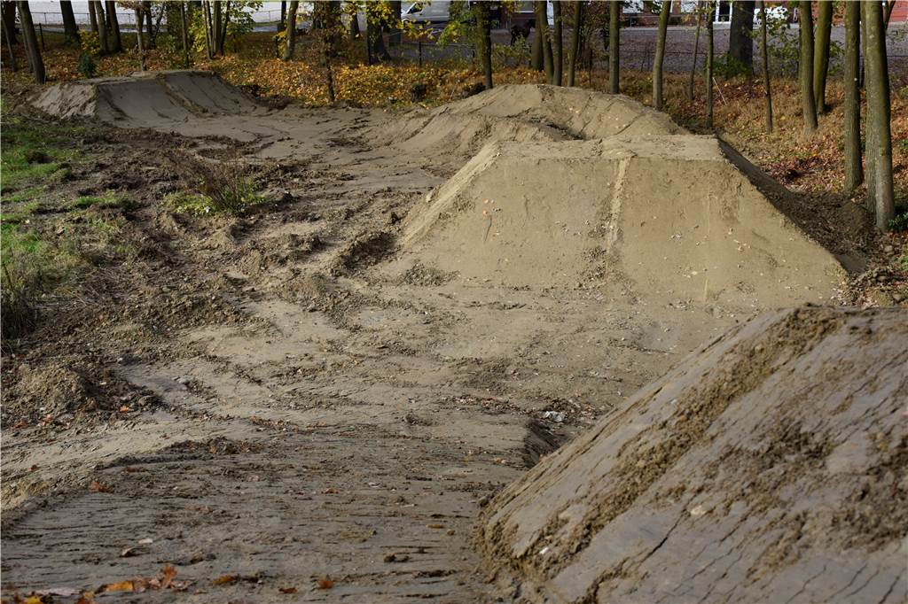 Dem Wettergott sei Dank: Frist für Bike Park kann eingehalten werden Von der Startrampe aus geht es für die Kinder und Jugendlichen mit ihren Bikes künftig über verschiedene Parcours-Elemente.