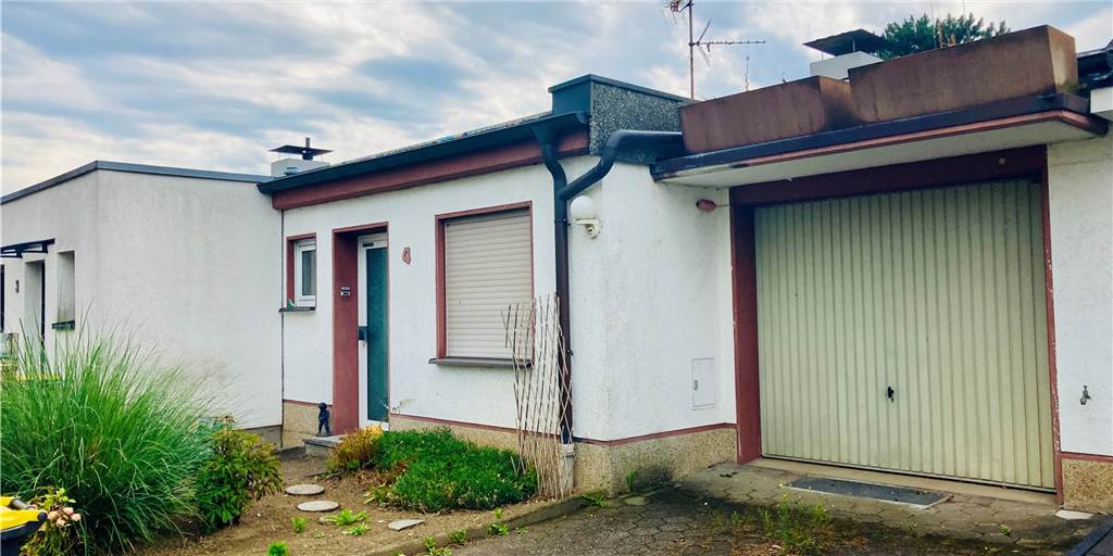 Immobilienmarkt Castrop-Rauxel: Von der Bruchbude bis zum Millionenobjekt Von der Straße aus sieht es kleiner aus, als es tatsächlich ist: An der kleinen Lindenstraße soll ein 120-Quadratmeter-Reihenhaus mit weitem Blick in die Merklinder Felder verkauft werden.