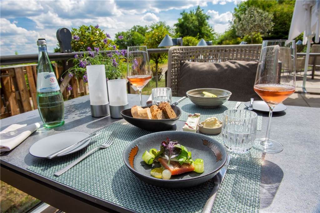 Restaurant „Syght“ bewirtet Gäste auf der größten Terrasse im Ruhrtal Von der Terrasse aus haben Gäste einen tollen Blick ins Ruhrtal.