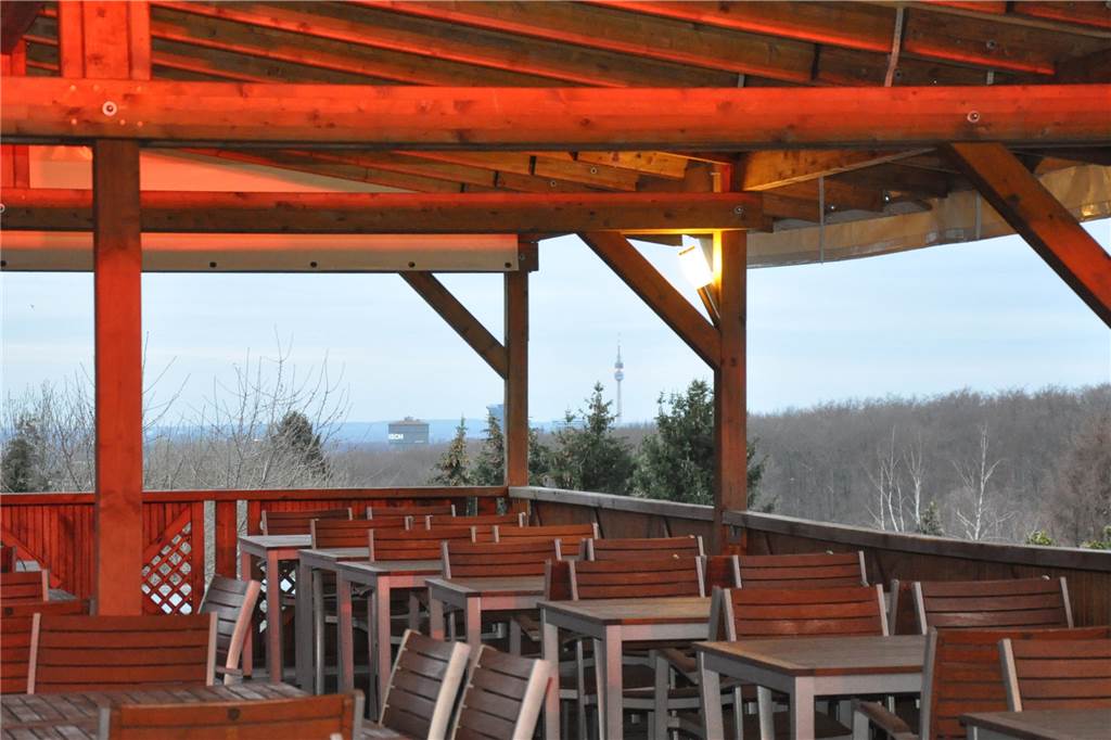 Von der Terrasse des „bel veder“ kann man von Süden her nach Dortmund blicken.