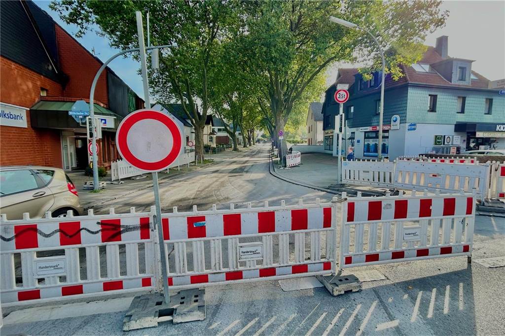 Sperrung der Höchstener Straße sorgt für abenteuerliche Szenen Von der Wittbräucker Straße ist eine Zufahrt zur Höchstener Straße derzeit nicht möglich.