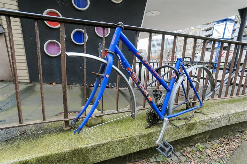 Zahl der Fahrrad-Diebstähle in Dortmund verdoppelt sich Von diesem Fahrrad am Wall haben Diebe nicht viel übrig gelassen.