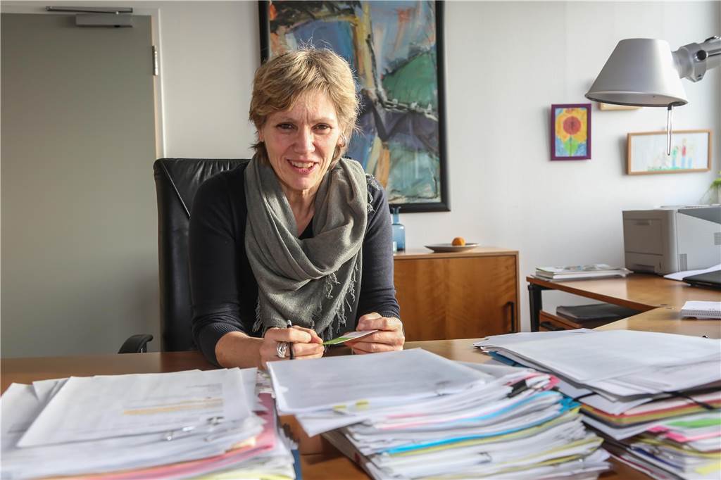 Portrait: Daniela Schneckenburger will für die Grünen nach ganz oben Von diesem Schreibtisch aus lenkt Daniela Schneckenburger im Moment noch ihre Arbeit als Dezernentin. Wenn es nach ihr geht, aber nicht mehr lange. Sie würde gerne ins OB-Zimmer wechseln.