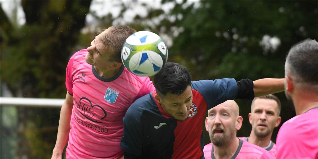 Im Video: Wacker-II-Trainer Björn Brinkmann freut sich über eine Saison-Premiere Von einem Kopf-an-Kopf-Rennen war die Begegnung zwischen Wacker Obercastrop II (pinke Hemden) und Westfalia Herne II weit entfernt. In der zweiten Hälfte gelangen Wacker fünf Tore.
