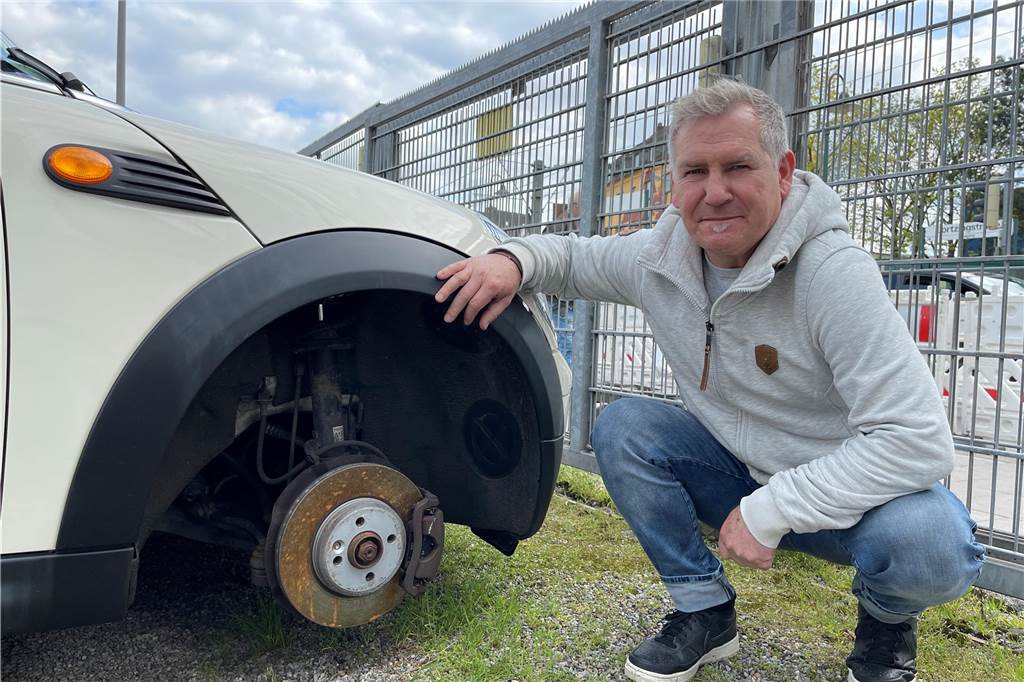 „Wie im Krimi ging das zu“: Überwachungsvideo zeigt Diebstahl mehrerer Autos in Dortmund Von einem Mini und weiteren Autos hat Dietmar Mattukat die Reifen entfernt, damit sie nicht weggefahren werden können, falls die Diebe wiederkommen.