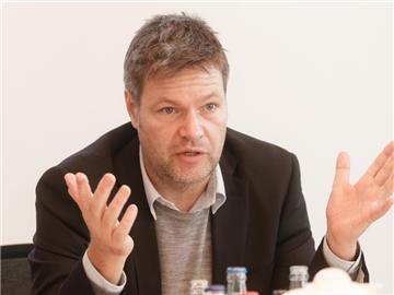 Von einem «titanischen Problem» spricht der Kieler Umweltminister. Jetzt hofft Habeck auf eine Wende.Foto: Markus Scholz