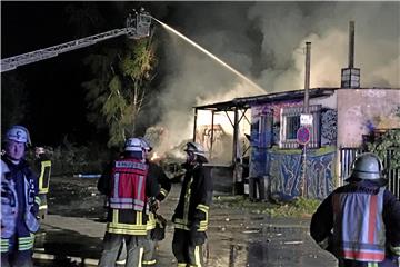 Von einer Feuerwehrleiter aus wurde das Feuer in der Lagerhalle an der Ravensberger Straße bekämpft.