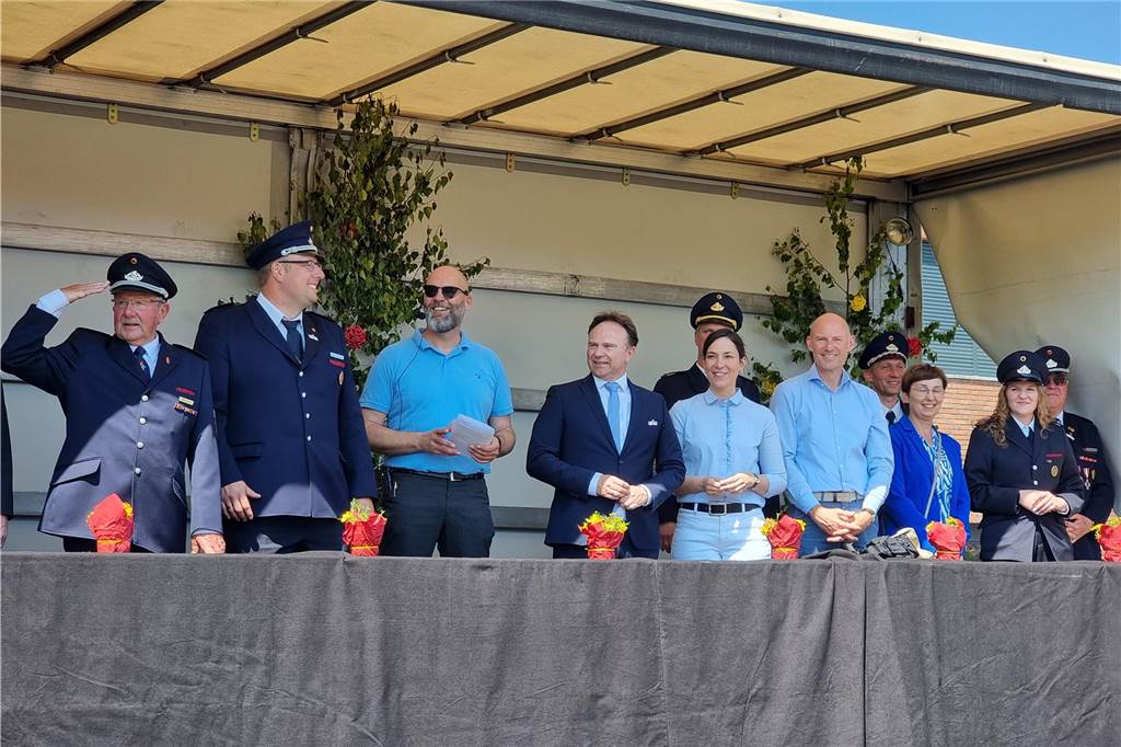 Von einer LKW-Bühne aus begrüßten Moderator Bernd Schaten (3.v.l.), Feuerchef Thomas Vennemann (2.v.l.) sowie Vertreter aus Politik und von der Gemeinde die einzelnen Feuerwehr-Delegationen in der Stroot. 