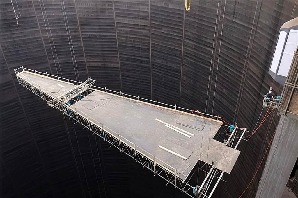 Dortmunder retten eines der beliebtesten Bauwerke des Ruhrgebiets vor Verfall Von einer schwebenden und drehbaren Arbeitsbühne wurde die Decke des Gasometers bearbeitet.