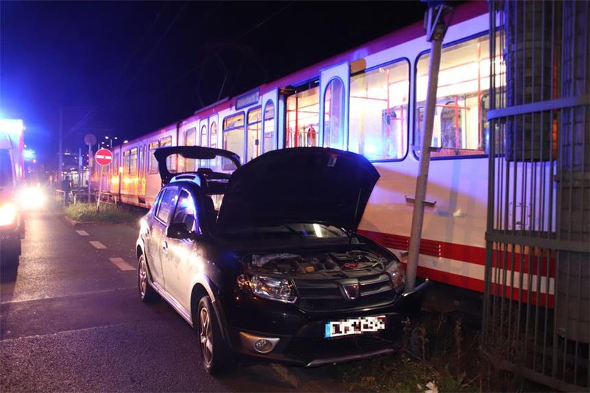 Straßenbahn rammt Auto beim Abbiegen am Hafen Von einer Straßenbahn erwischt wurde dieser PKW in der Nacht zu Dienstag auf der Mallinckrodtstraße.