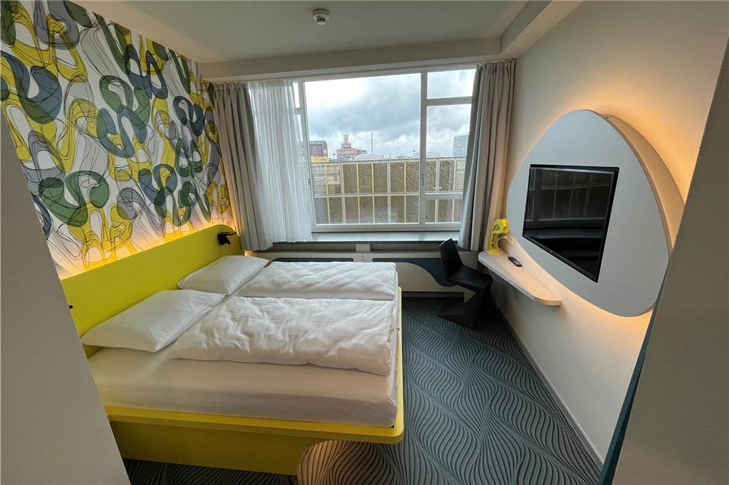 Neues Hotel im alten Gesundheitsamt neben der Thier-Galerie eröffnet Von einigen der oberen Zimmer aus blickt man übers Parkhaus der Thier-Galerie hinweg auf den U-Turm.