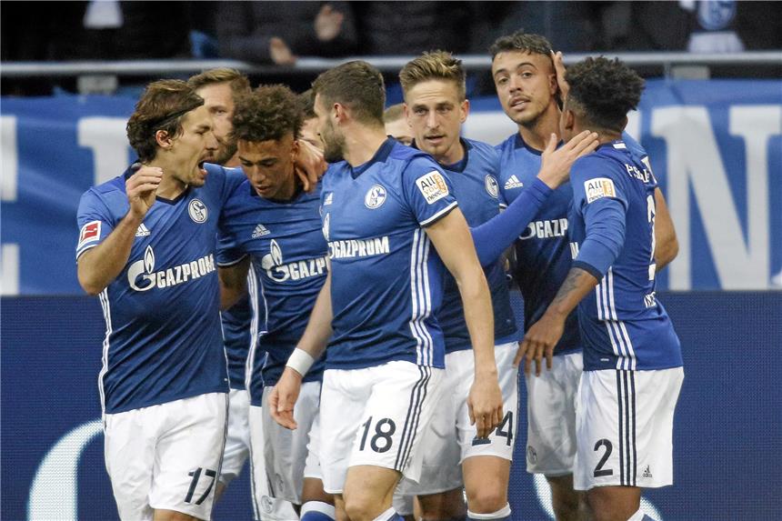 Keine Euphorie, aber die Umstellungen tragen Früchte Von Euphorie war auf dem Schalker Trainingsgelände am Montagvormittag nichts zu sehen. Ein Sonderlob von S04-Manager Christian Heidel bekam allerdings Benjamin Stambouli (l.): „Wie Benjamin Stambouli als Rechtsverteidiger agiert, das war sehr souverän. Er hat wie eine Bank gespielt“, sagte Heidel nach der Partie gegen den Hamburger SV.