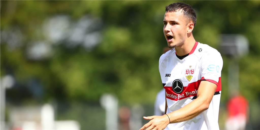 BVB-U23-Trainingsauftakt: Ohne Cheftrainer, aber mit einem Neuzugang Falko Michel ruft auf dem Platz seinen Mitspielern etwas zu.