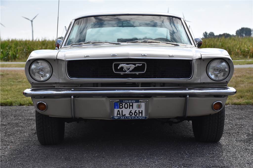 52 Oldtimer-Freunde aus ganz NRW treffen sich bei bestem Wetter in Ahle Von Ford Mustang bis Porsche 911 war beim Oltimer-Stammtisch alles vertreten.