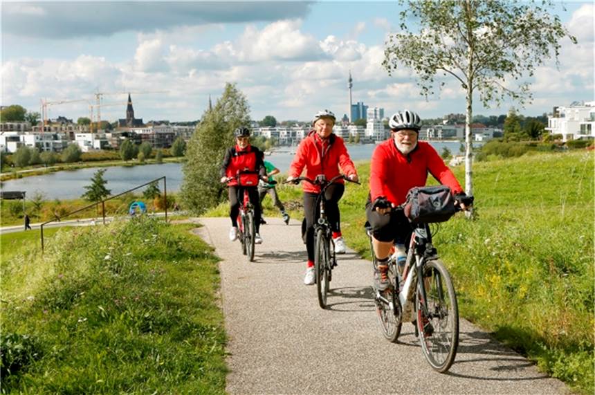 Kletterpartie am Phoenix-See Von Fröndenberg ausgehend gibt es auch Ziele abseits des Ruhrtalradweges.