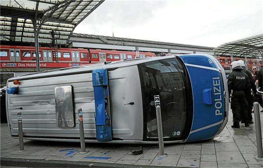 Dortmunder Neonazis bei Hooligan-Randale in Köln Von gewalttätigen Demonstranten in Köln umgekipptes Einsatzfahrzeug der Polizei.